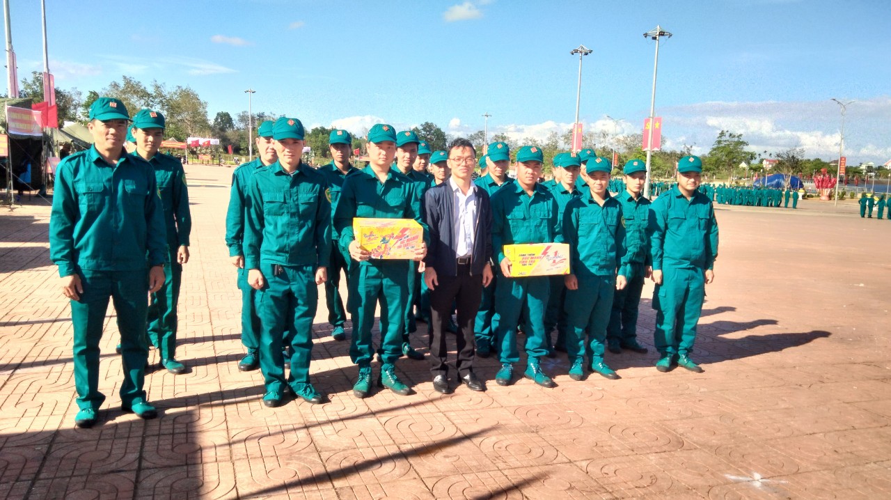Lãnh đạo xã Ea Kuăng thăm, tặng quà, động viên lực lượng Dân quân tự vệ tham gia công tác tập luyện cho lế ra quân huấn luyện huyện Krông Pắc năm 2024 
